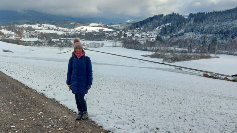 Luise in fornt of a snow-white mountainous area on family-friendly Bärchenweg 2 in Bayrischer Wald